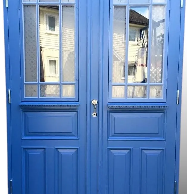 Blå dobbel dør med store glassfelt.
